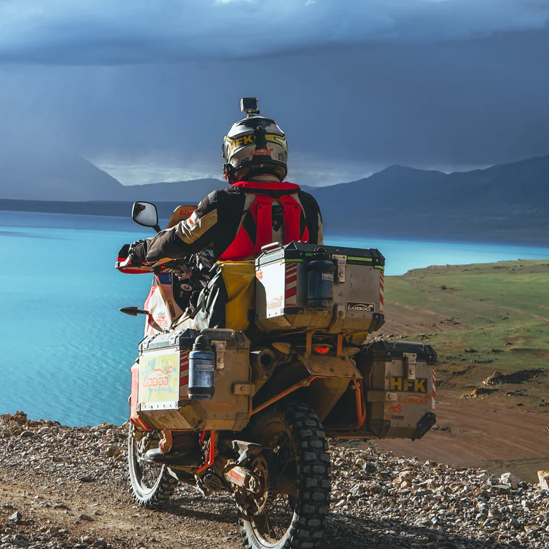 LOBOO koferi na adventure motociklu pored jezera